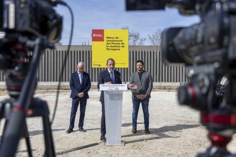 Joan Perarnau, presidente de la Audiencia Provincial de Tarragona, Ramon Espadaler, Conseller de Justícia, y Rubén Viñuales, alcalde de Tarragona, este jueves