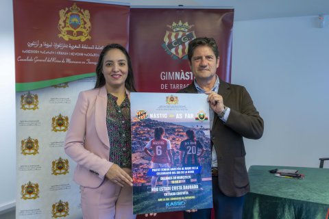 La cónsul general de Marruecos en Tarragona, Lleida y Aragón, Ikram Chahine, y el presidente ejecutivo del Nàstic, Lluís Fàbregas, sostienen el cartel el partido.