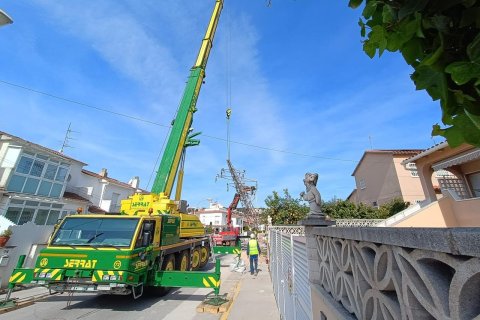 El desmantelamiento de una de las torres de tensión.
