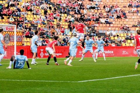 Marcos Baselga intenta el remte de cabeza frente al Juventud Torremolinos.