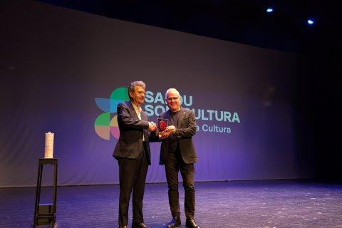 El alcalde de Salou, Pere Granados, entrega un obsequio a Xavier Tudela, presidente de la Associació Capital de la Cultura Catalana.