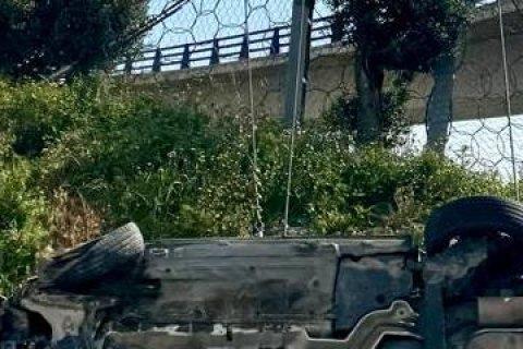 El coche sigue volcado tal y como quedó en la noche del 10 de marzo.