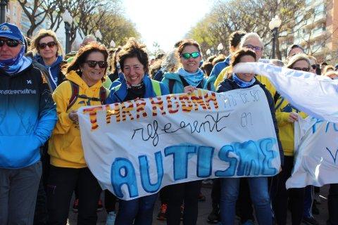 Cerca de 500 personas participan en la marcha, marcada por pancartas que exigen más apoyo e inclusión para las personas con TEA