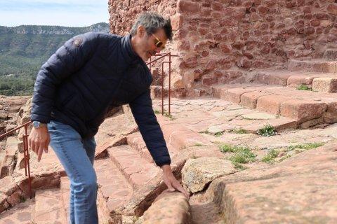Los restos de vegetación que cubrían por completo los canales de agua perfilados en la piedra se han retirado.