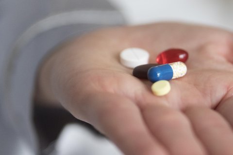 Manos sosteniendo unas pastillas