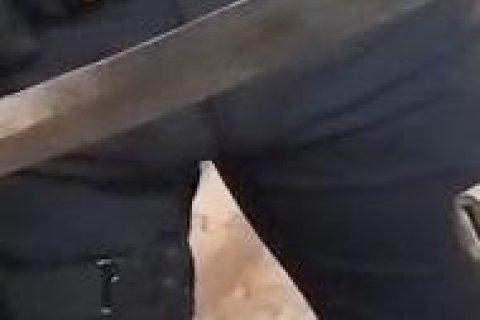 Decomisan un sable pequeño japonés en un bar de La Pineda.