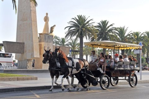 La Tartana de la Costa Daurada, ayer, en su recorrido de aniversario, de Reus a Salou.