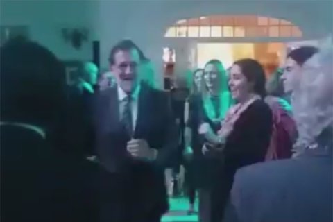 El vídeo viral del momento: Rajoy bailando 'Mi gran noche', de Raphael, en fin de año