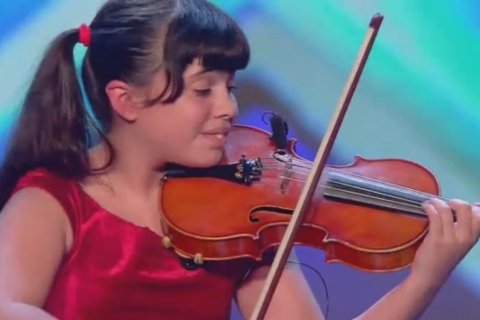 Jennifer Panebianco, la pequeña violinista, durante su actuación en Got Talent