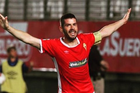 En la imagen el delantero tortosino Víctor Curto con la camiseta del Real Murcia.