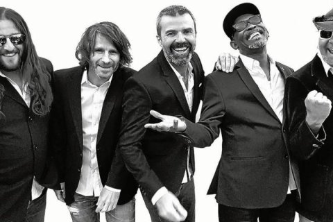 Jarabe de Palo, con Pau Donés en el centro de la imagen, ofrecerá un concierto muy especial en Tarragona.