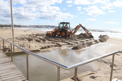 La Brigada empleó una excavadora para que entrara más agua desde la playa de Ponent.