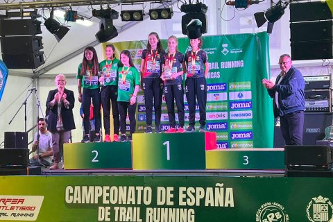 El equipo de Catalunya en lo más alto del podio en Berga, donde se disputó el Campeonato de España de Trail de Federaciones Autonómicas Sub20.