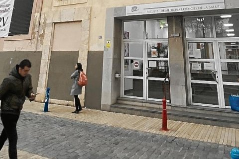Una imagen del exterior de la actual Facultat de Medicina, que se acabará reubicando en el Campus Bellissens.