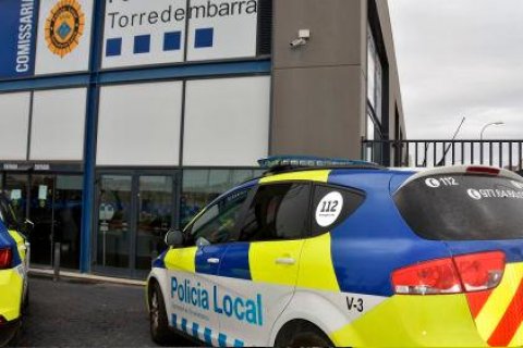 Dos coches logotipados en la comisaría de Torredembarra.