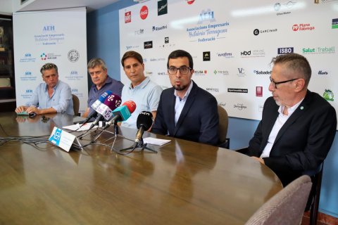 El gerente del Patronat de Turisme de Tarragona, Víctor Franquet, con los empresarios del sector de apartamentos turísticos.