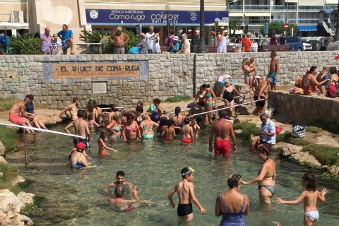 El ‘riuet’ de Coma-ruga atrae a un gran número de bañistas.