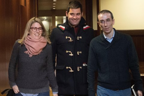 La diputada de JxCat, Elsa Artadi, acompañada de sus asesores presente hoy en los pasillos del Parlaaparecidos qment, tras los rumores que la perfilan como candidata a la presidencia de la Generalitat. EFE/Marta Pérez