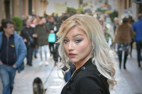 Mary Markova caminando por la calle Monterols.