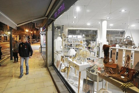 La zona comercial del Port está más activa durante la temporada turística.