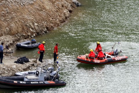 El perro de los bomberos especialista en detectar rastros en entornos acuáticos, en el pantano de Susqueda el 31 d'agost del 2017