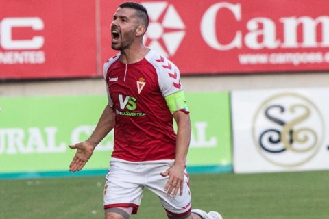 El delantero tortosino Víctor Curto con la camiseta del Real Murcia durante un partido.