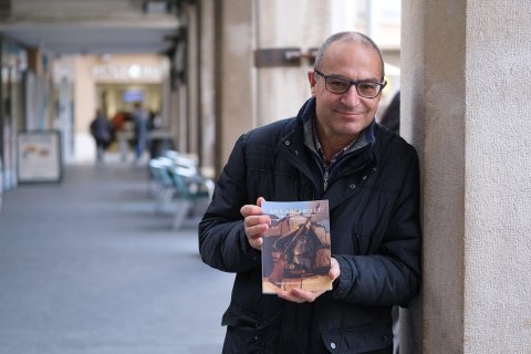 L’historiador Jaume Borràs, amb el seu llibre divulgatiu sobre el Carrasclet, al Mercadal.
