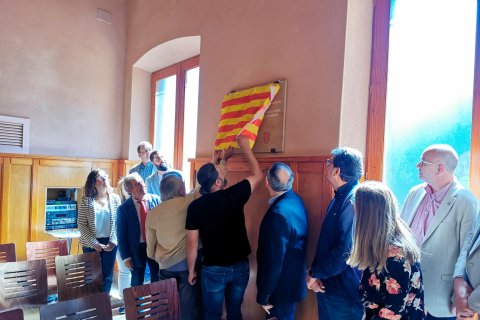 Concejales y representantes de entidades descubriendo hoy la placa conmemorativa.