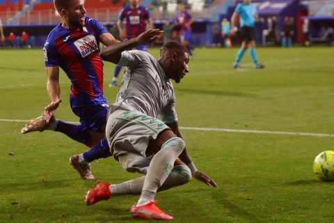 Emerson en un partido con el Betis en Ipúrua.
