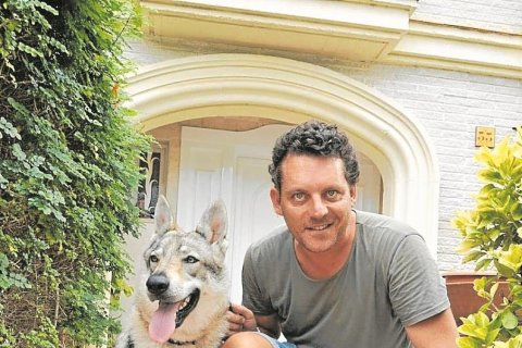 El etólogo Jordi Costa con la loba Freya.