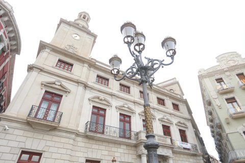 Imagen de la fachada del Ayuntamiento de Reus.