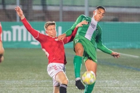 Pablo Fernández disputa un cuero con Pol Domingo.