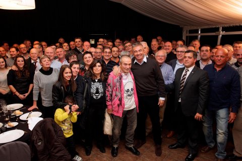 Alejandro Francino, en el centro, junto a su hermano, Carles y los asistentes al homenaje que se le rindió en 2014. DT
