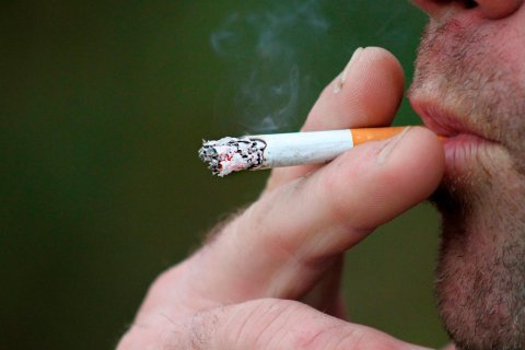 Un hombre fumando un cigarrillo