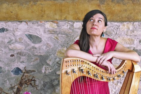 Anna Amigó repasa con su voz y su arpa historias del romancero tradicional catalán.