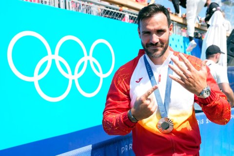 Saúl Craviotto hace el seis con sus dedos, el gesto que representa el número de medallas olímpicas que suma.