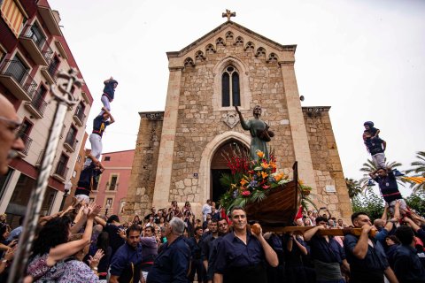 La barca de sant Pere a coll pels pescadors del Serrallo en la processó de dijous.