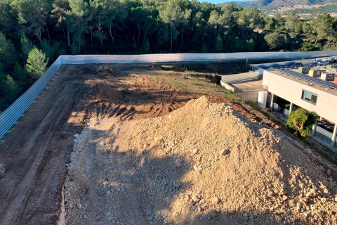 Los movimientos de tierra han comenzado en la parte posterior del hospital.