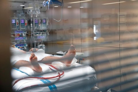 Imagen de archivo de un paciente en una UCI de un hospital de Catalunya.