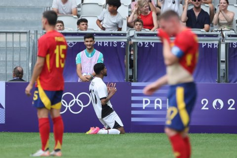 El jugador egipcio Ibrahim Adel (c) celebra tras anotar el 0-2 a España durante su partido del Grupo C de fútbol masculino de los Juegos Olímpicos de París 2024 en el Estadio de Burdeos (Francia) este martes. EFE/ Kiko Huesca