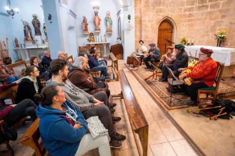 Concierto ayer al mediodía de La Kobla d’en Taudell en la iglesia de Pratdip.
