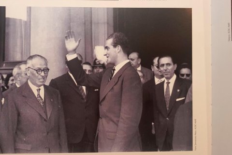 L’alcalde Joan Bertran Borràs al costat de l’aleshores príncep d’Espanya, Juan Carlos de Borbón, el 1961.