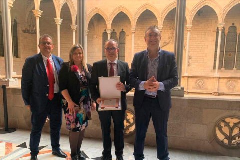 Els representants de l’empresa amb la placa, al Palau de la Generalitat.