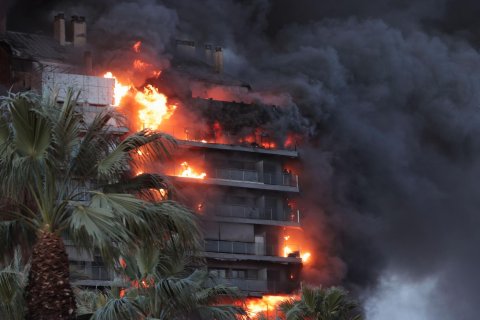 Bomberos, intentando rescatar a las víctimas.