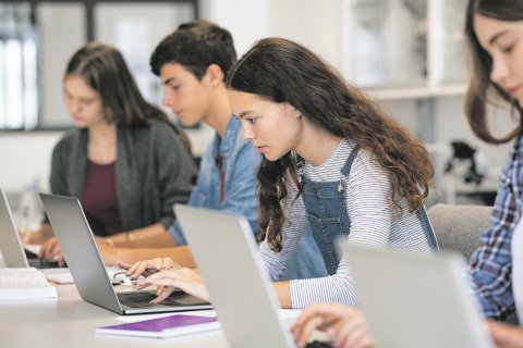 La tasa de abandono universitario en España se sitúa entre el 25% y el 30%.