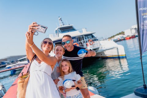 Una família, gaudint de l’experiència del Tuna Tour.