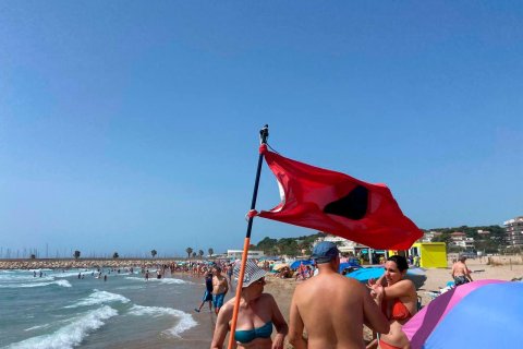 La Platja de la Paella de Torredembarra luce la bandera roja.