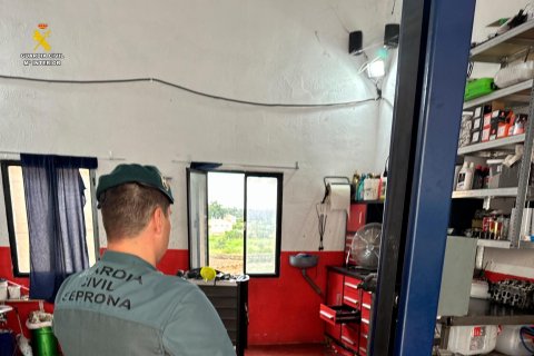 El Servicio de Protección a la Naturaleza de Campredó, en el interior de la planta baja de una vivienda en la que se dedicaban a la reparación y mantenimiento de vehículos a motor de manera irregular.