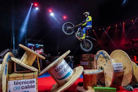 Adam Raga en plena acción durante esta temporada en el Mundial Indoor en el que es tercero.