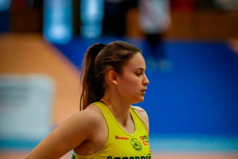 La ulldeconense Meritxell Benito, con la pértiga, preparándose para un salto.